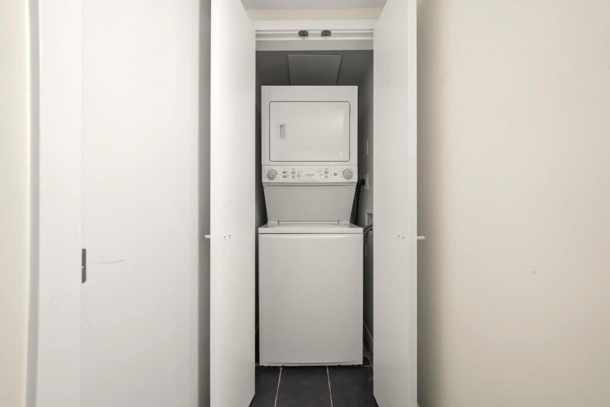 Dazzling Condo By Stadium Downtown With Free Parking Vancouver Bagian luar foto