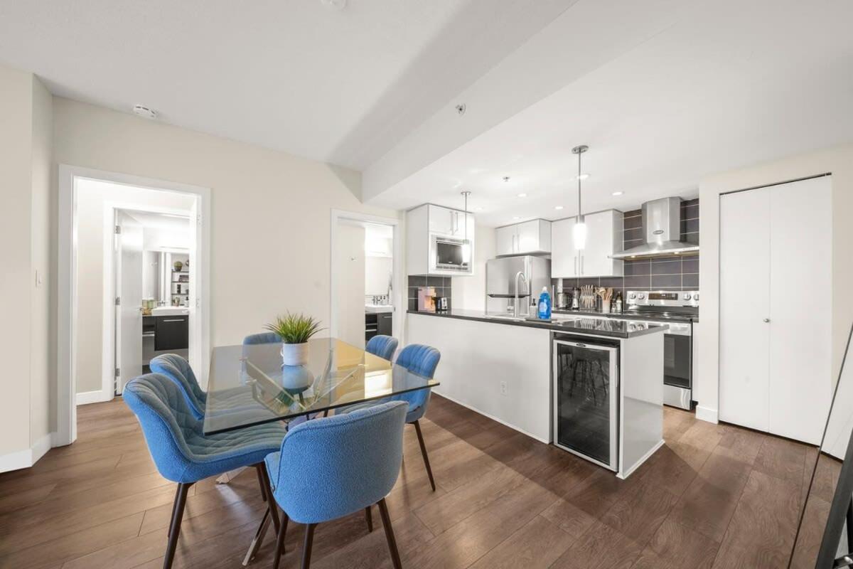 Dazzling Condo By Stadium Downtown With Free Parking Vancouver Bagian luar foto