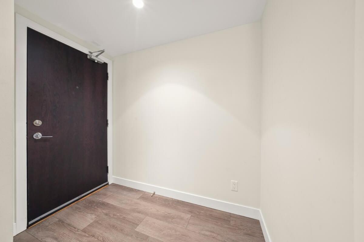 Dazzling Condo By Stadium Downtown With Free Parking Vancouver Bagian luar foto