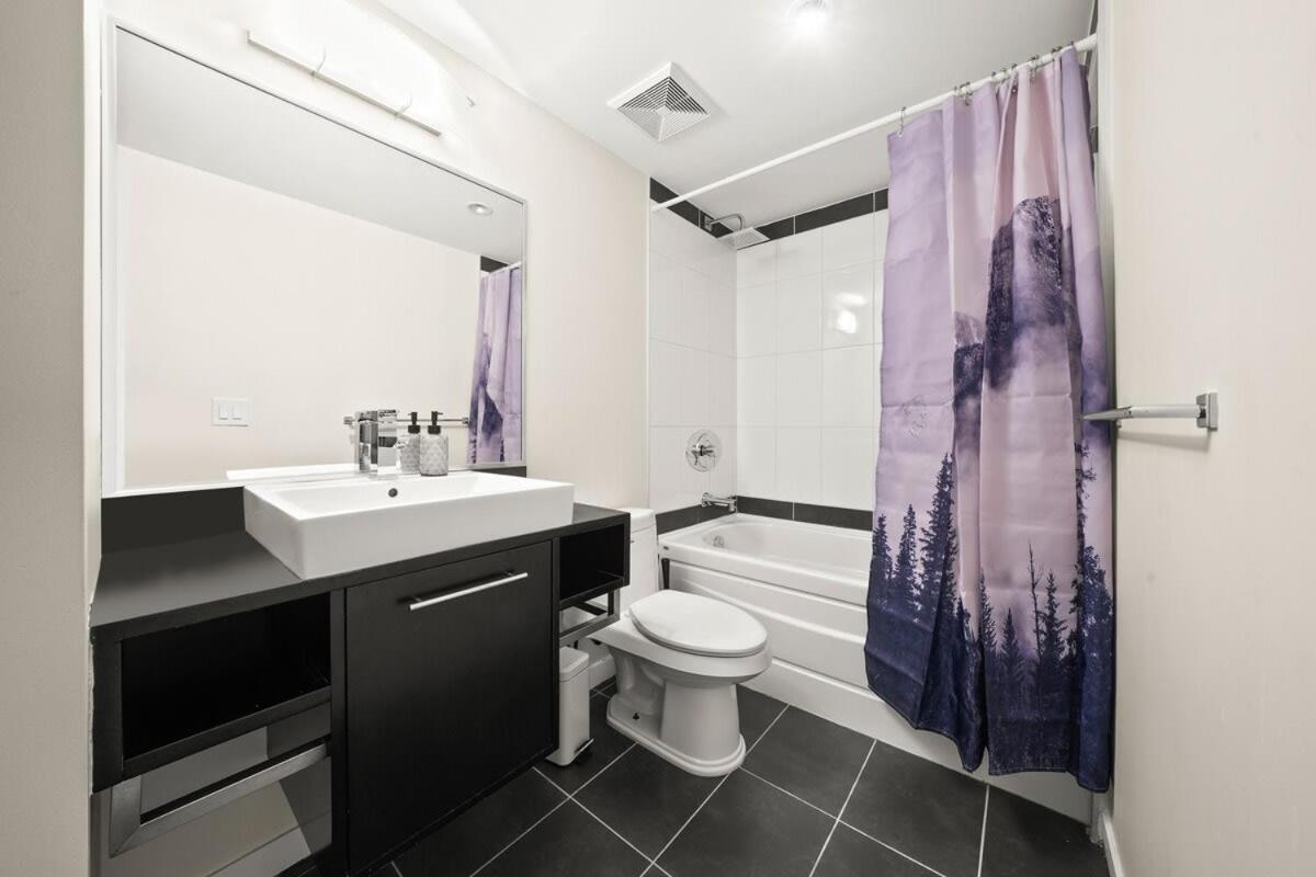 Dazzling Condo By Stadium Downtown With Free Parking Vancouver Bagian luar foto