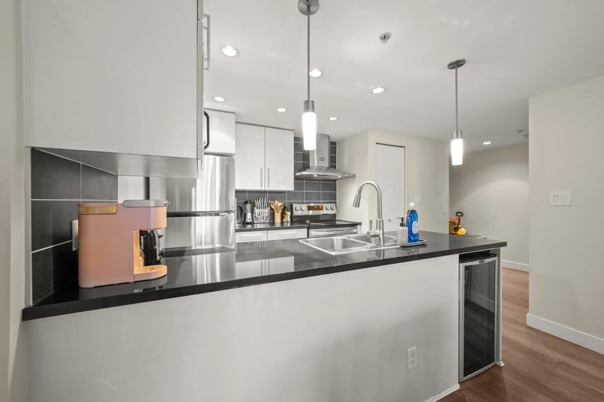 Dazzling Condo By Stadium Downtown With Free Parking Vancouver Bagian luar foto