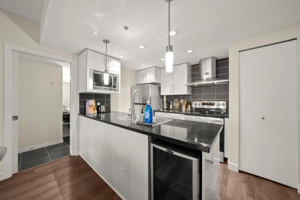 Dazzling Condo By Stadium Downtown With Free Parking Vancouver Bagian luar foto