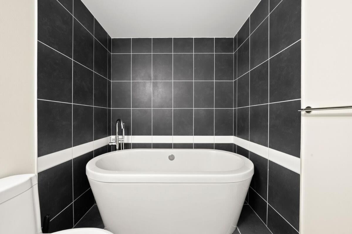 Dazzling Condo By Stadium Downtown With Free Parking Vancouver Bagian luar foto