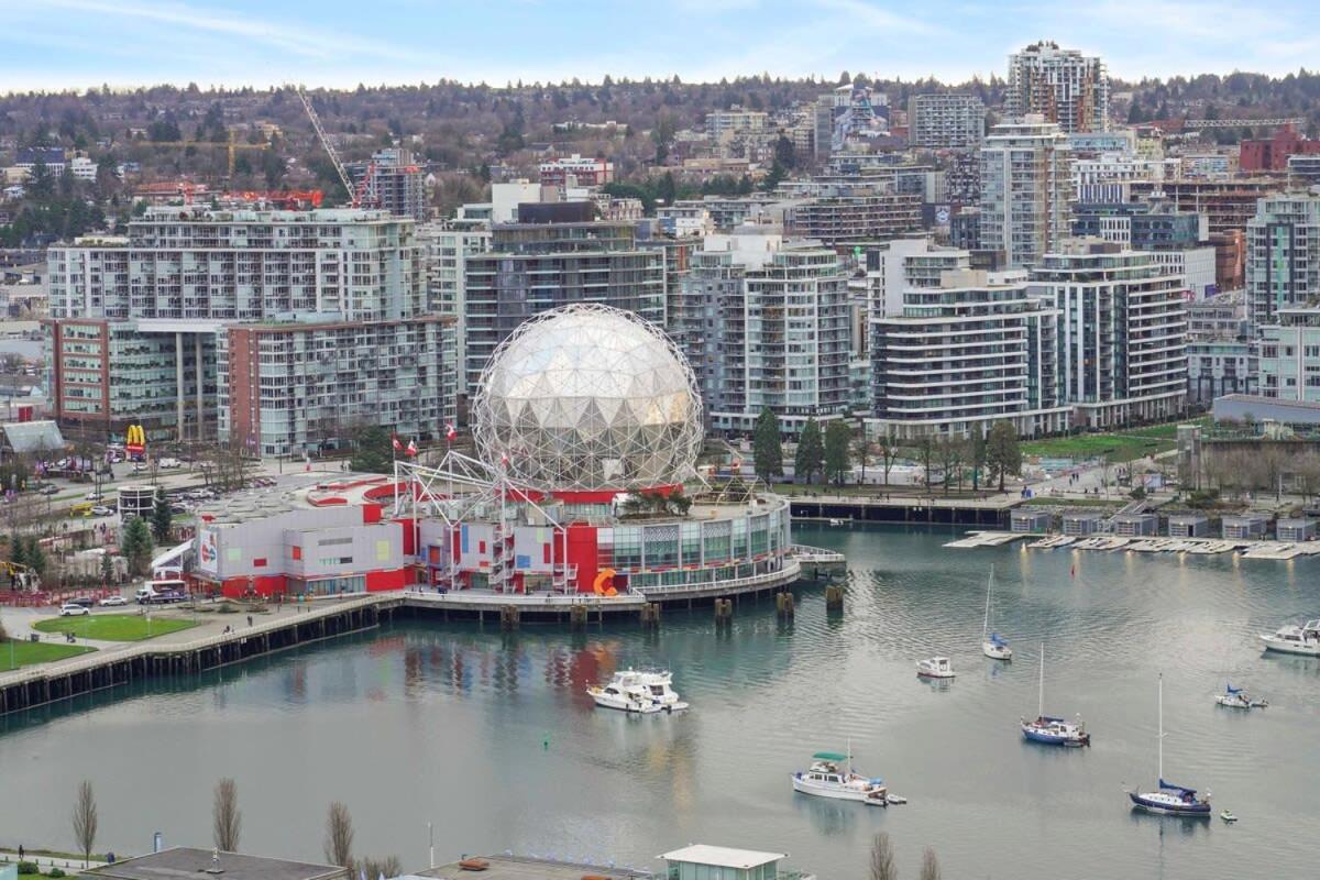 Dazzling Condo By Stadium Downtown With Free Parking Vancouver Bagian luar foto