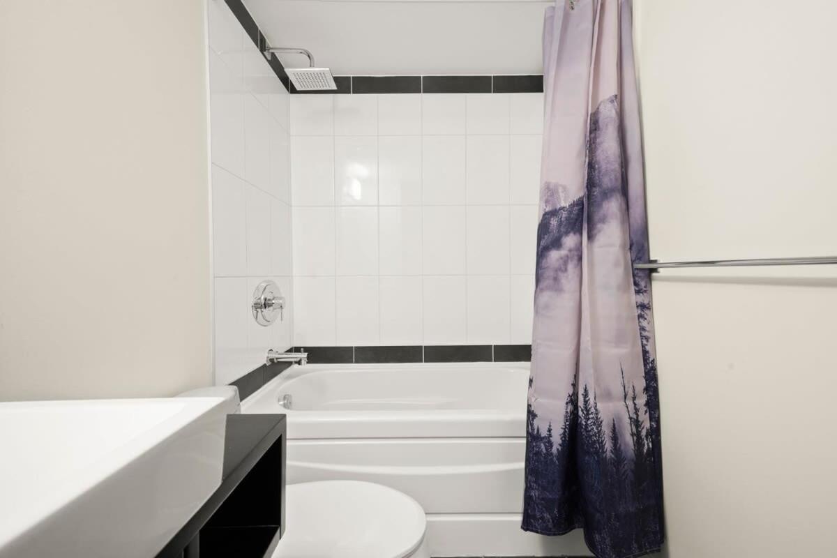 Dazzling Condo By Stadium Downtown With Free Parking Vancouver Bagian luar foto
